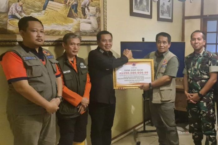 BNPB salurkan Rp250 juta tangani darurat banjir Kabupaten Karawang ... BNPB Tegaskan! Hoaks Puskesmas Karawang Rusak Akibat Gempa Bekasi, Ternyata Angin Kencang